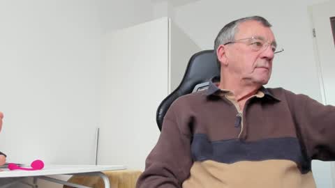 Snapshot of 200gentleman chatting on December 2024 01:06:01 PM Henk online show from December 2024 01:06:01 PM