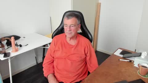 Snapshot of 200gentleman chatting on December 2024 01:18:02 PM Henk online show from December 2024 01:18:02 PM