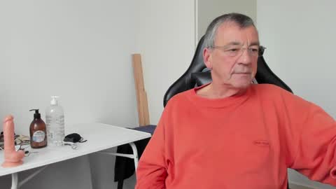 Snapshot of 200gentleman chatting on December 2024 01:28:01 PM Henk online show from December 2024 01:28:01 PM