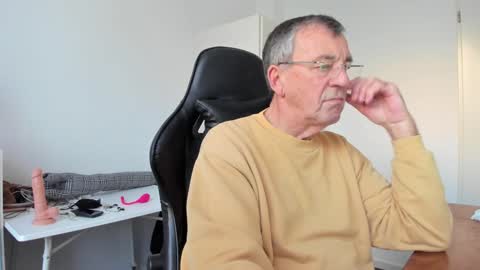 Snapshot of 200gentleman chatting on January 2025 03:08:01 PM Henk online show from January 2025 03:08:01 PM