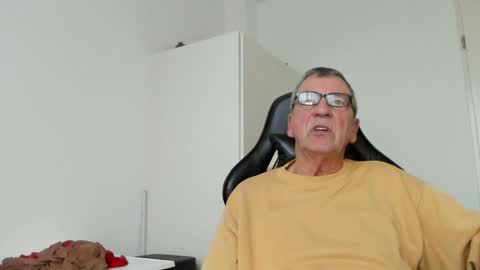 Snapshot of 200gentleman chatting on January 2025 03:51:02 PM Henk online show from January 2025 03:51:02 PM