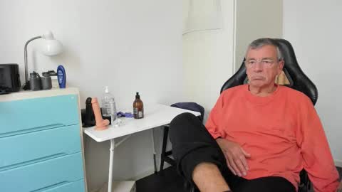 Snapshot of 200gentleman chatting on October 2025 01:31:01 PM Henk online show from October 2025 01:31:01 PM