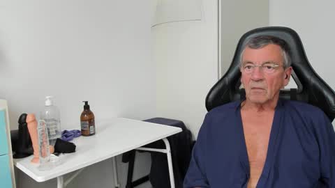 Snapshot of 200gentleman chatting on October 2025 11:09:02 AM Henk online show from October 2025 11:09:02 AM