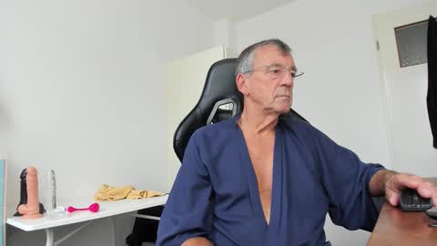 Snapshot of 200gentleman chatting on October 2025 10:27:02 AM Henk online show from October 2025 10:27:02 AM