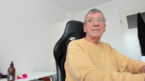 Snapshot of 200gentleman chatting on November 2025 12:06:02 PM Henk online show from November 2025 12:06:02 PM