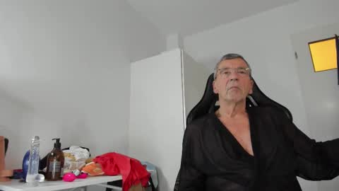 Snapshot of 200gentleman chatting on November 2025 04:18:02 PM Henk online show from November 2025 04:18:02 PM