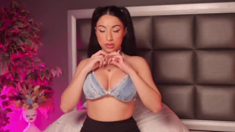 Snapshot of _anna_bloom chatting on January 2025 11:34:02 PM Anna online show from January 2025 11:34:02 PM