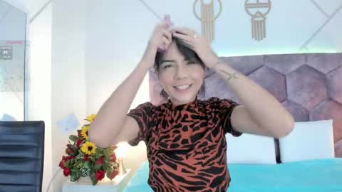 _aurora_collins_ online show from November 2025 12:20:01 PM