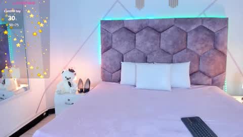 _aurora_collins_ online show from December 2025 01:07:01 PM