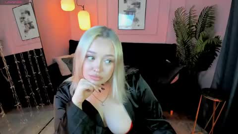 _blondessa__ online show from April 2026 01:56:02 PM