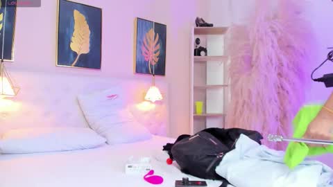 _cinnamon_star online show from September 2025 12:32:01 PM