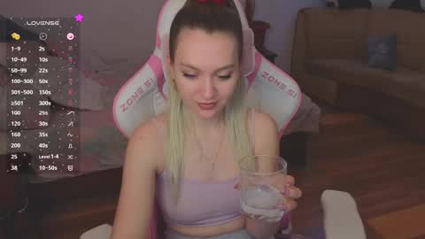 Snapshot of _evellyn_ chatting on January 2025 07:49:02 AM Evie online show from January 2025 07:49:02 AM