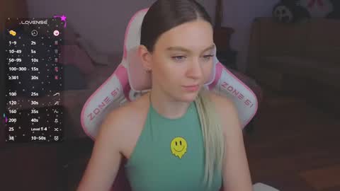 Snapshot of _evellyn_ chatting on January 2025 07:39:02 AM Evie online show from January 2025 07:39:02 AM