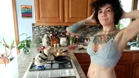 Snapshot of _frankie_rivers chatting on February 2025 07:53:01 PM Frankie Rivers allmylinks online show from February 2025 07:53:01 PM