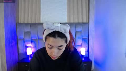 Mia online show from November 2025 02:07:02 PM