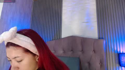 Mia online show from December 2025 02:22:01 PM