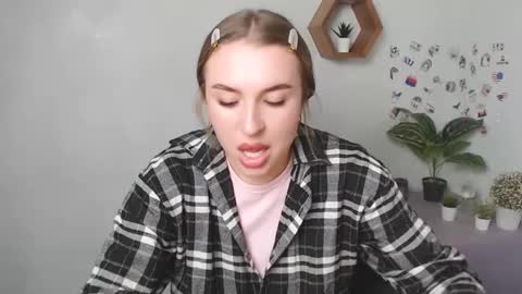 Snapshot of _julianaini_ chatting on September 2025 10:41:01 AM Jolia online show from September 2025 10:41:01 AM