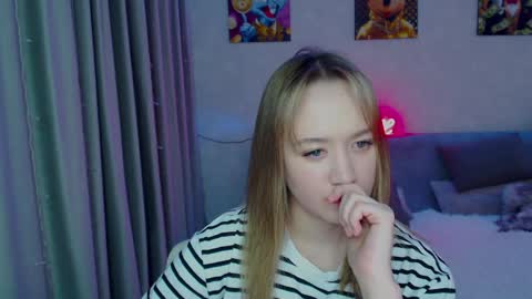 _lalune_ online show from December 2024 08:32:01 PM