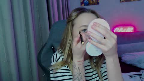 _lalune_ online show from January 2025 12:59:01 AM