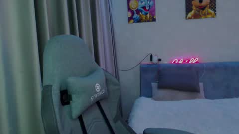 _lalune_ online show from February 2025 10:04:02 PM