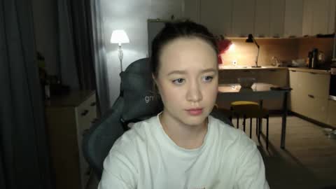 _lalune_ online show from February 2026 02:13:02 PM