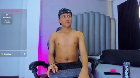 _leohot_ online show from December 2025 03:35:02 AM