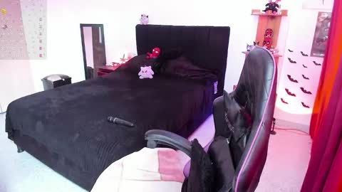 Queen.  Help me reach 100 thumbs up  online show from February 2026 05:18:01 PM