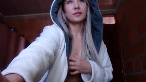 _lunablondie_ online show from January 2025 03:29:01 PM