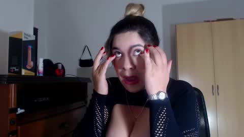 _lunagold_ online show from February 2026 02:01:02 PM