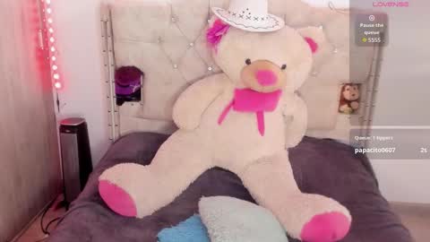 Emi   online show from October 2025 05:25:01 PM