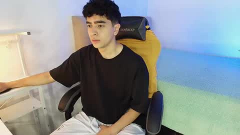 Snapshot of _nickconnor1 chatting on October 2025 08:30:02 PM Nicolas online show from October 2025 08:30:02 PM