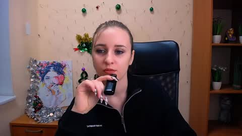 Snapshot of _nicole_new chatting on December 2024 12:44:02 PM Nica online show from December 2024 12:44:02 PM
