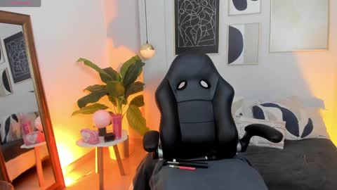 Snapshot of _nicoletteshea_ chatting on June 2026 08:31:02 PM _nicoletteshea_ online show from June 2026 08:31:02 PM