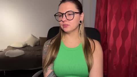 Snapshot of _private_person_ chatting on September 2025 04:01:01 PM HADLY today day-off see u online 0112 online show from September 2025 04:01:01 PM