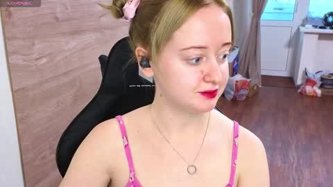 Snapshot of _sofiy_milashka chatting on October 2025 03:18:02 AM Sofiy online show from October 2025 03:18:02 AM