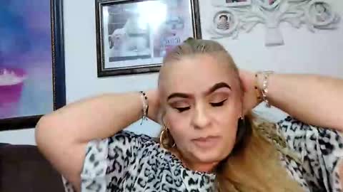 Snapshot of _valerie_rose chatting on October 2025 10:09:02 PM Valerie online show from October 2025 10:09:02 PM