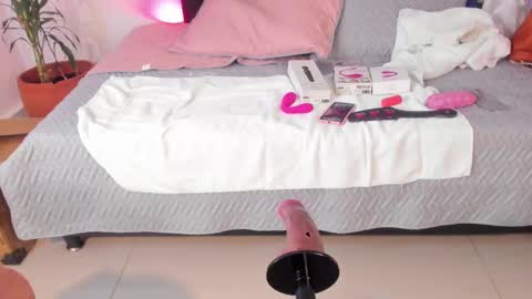Snapshot of _veronicadeleon_ chatting on February 2025 12:44:02 PM Veronica online show from February 2025 12:44:02 PM