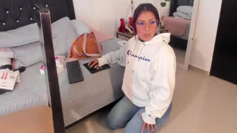 Snapshot of _veronicadeleon_ chatting on March 2025 12:19:02 PM Veronica online show from March 2025 12:19:02 PM