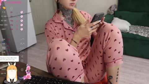 Snapshot of _viv1an_ chatting on January 2025 10:31:01 AM Alis online show from January 2025 10:31:01 AM