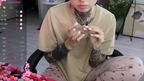 Snapshot of _viv1an_ chatting on September 2025 10:49:01 AM Alis online show from September 2025 10:49:01 AM