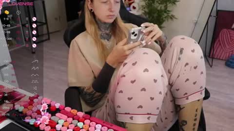 Snapshot of _viv1an_ chatting on September 2025 09:02:01 AM Alis online show from September 2025 09:02:01 AM