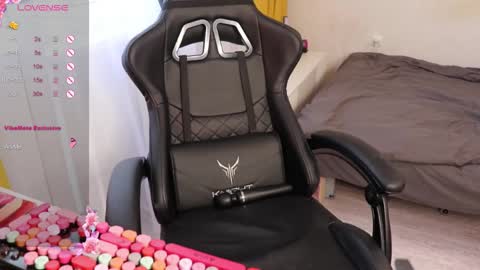 Snapshot of _viv1an_ chatting on October 2025 07:27:02 AM Alis online show from October 2025 07:27:02 AM