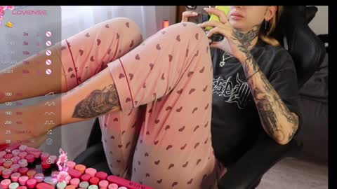 Snapshot of _viv1an_ chatting on October 2025 08:03:01 AM Alis online show from October 2025 08:03:01 AM