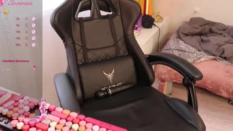 Snapshot of _viv1an_ chatting on October 2025 06:58:02 AM Alis online show from October 2025 06:58:02 AM