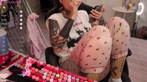 Snapshot of _viv1an_ chatting on October 2025 08:04:02 AM Alis online show from October 2025 08:04:02 AM