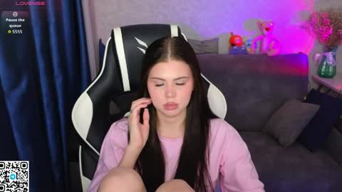 Fiona and Wayne online show from April 2026 07:51:02 PM