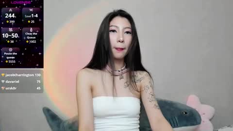 Mia online show from December 2025 07:53:02 PM