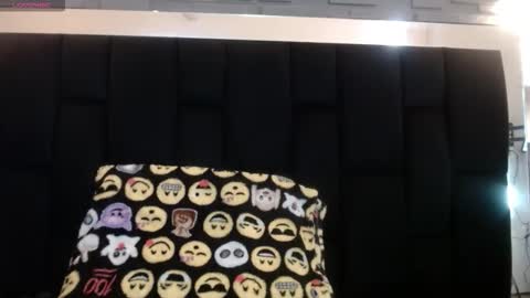 Yuyi online show from September 2025 12:26:01 PM