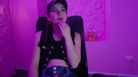 Yuyi online show from November 2025 12:26:01 PM