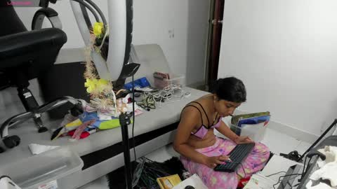 Snapshot of _zara_love19 chatting on January 2025 07:59:01 AM zara online show from January 2025 07:59:01 AM